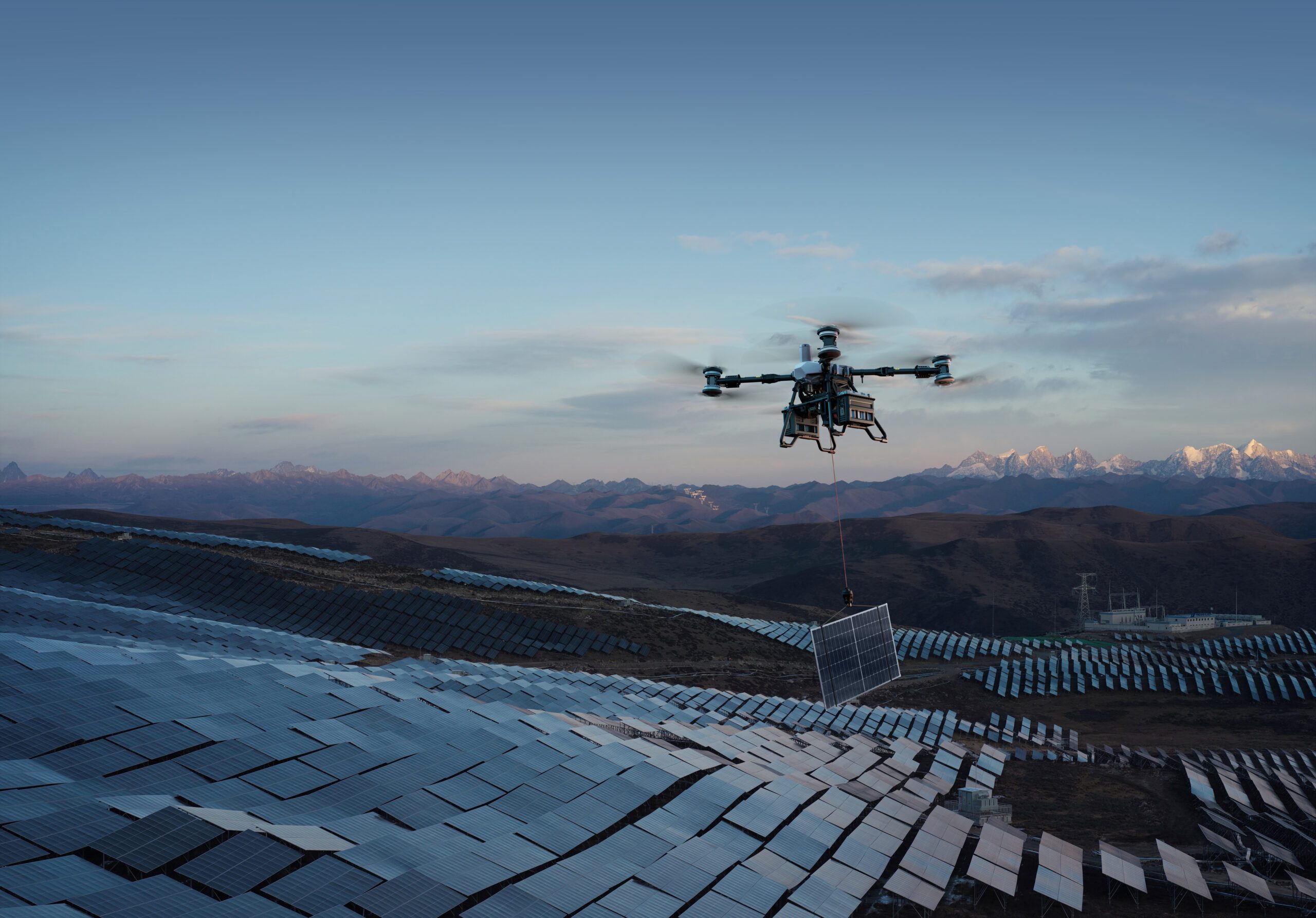 Transportdrohne setzt ein Solarmodul an der Seilwinde ab – spektakulAIR