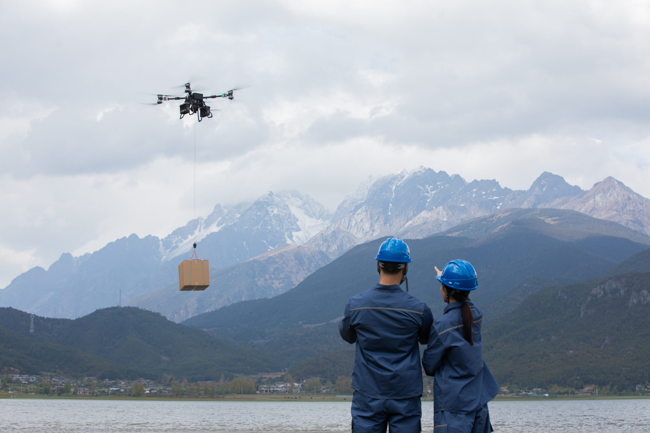 Transportdrohne bringt eine Kiste an der Seilwinde ins Gebirge – spektakulAIR