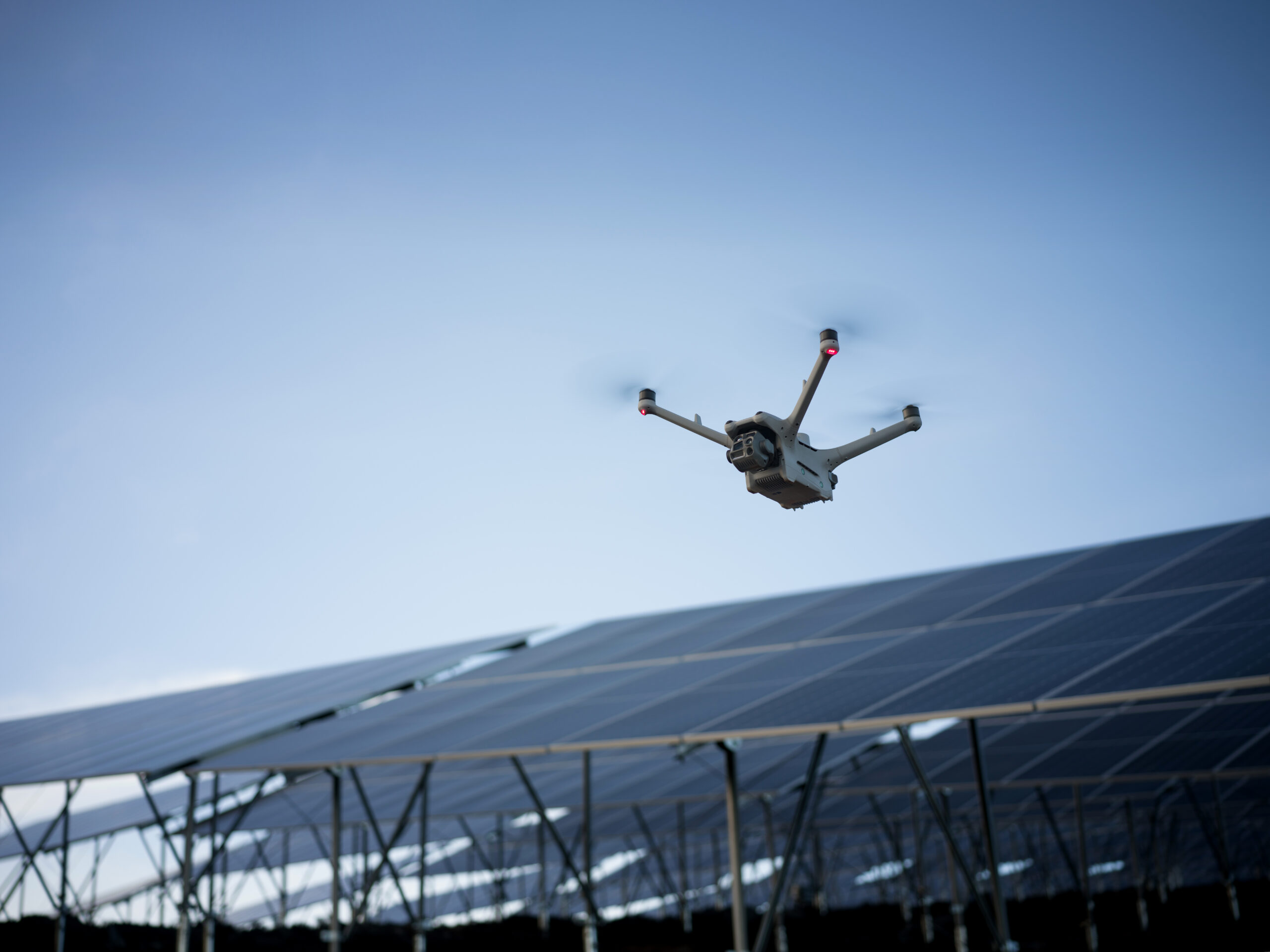 DJI Matrice 4TD fliegt über den Modulreihen einer Photovoltaik-Freiflächenanlage