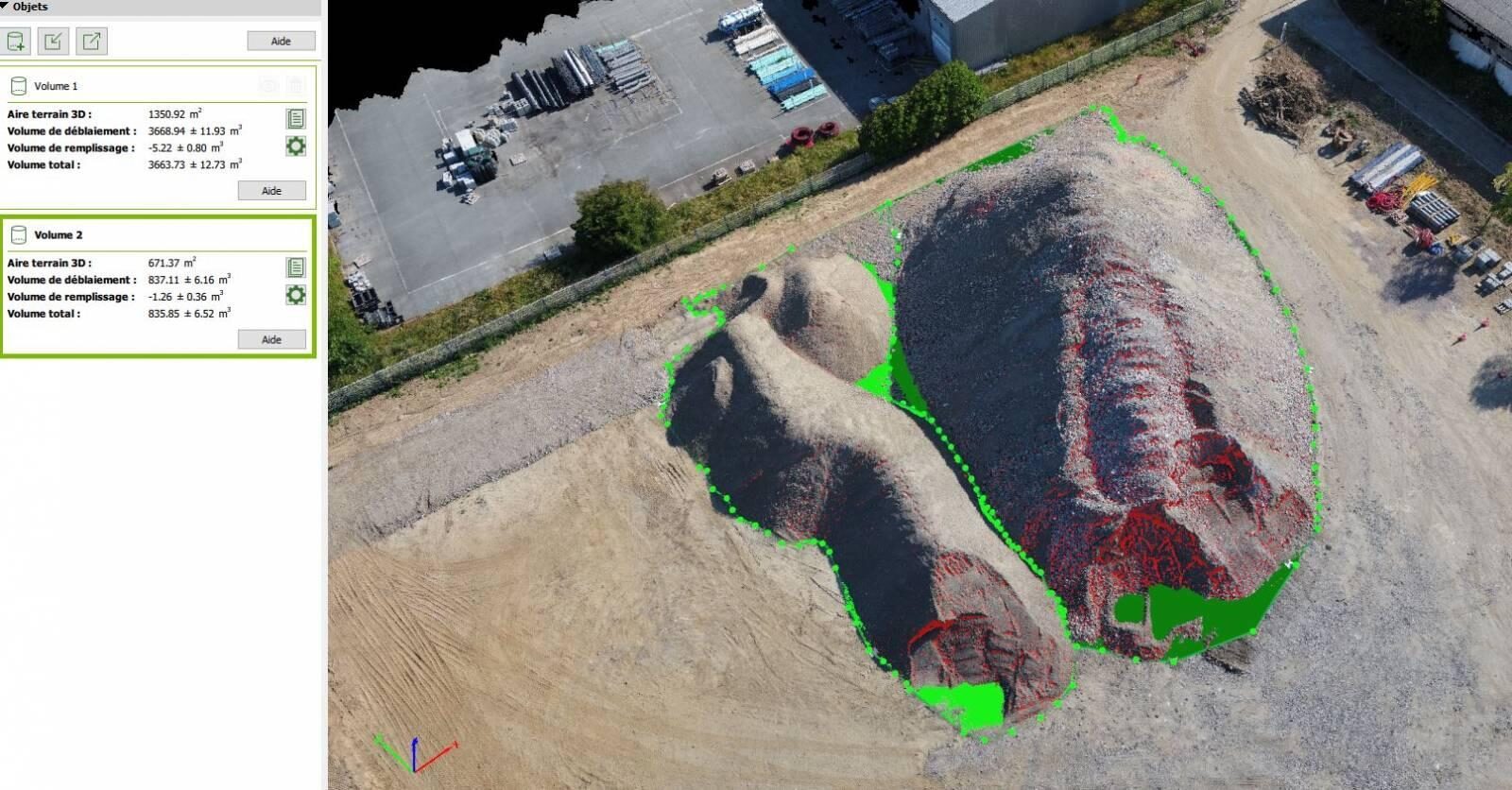Luftaufnahme zweier Materialhalden mit farbig markierten Flächen und Messwerten zur Volumenberechnung