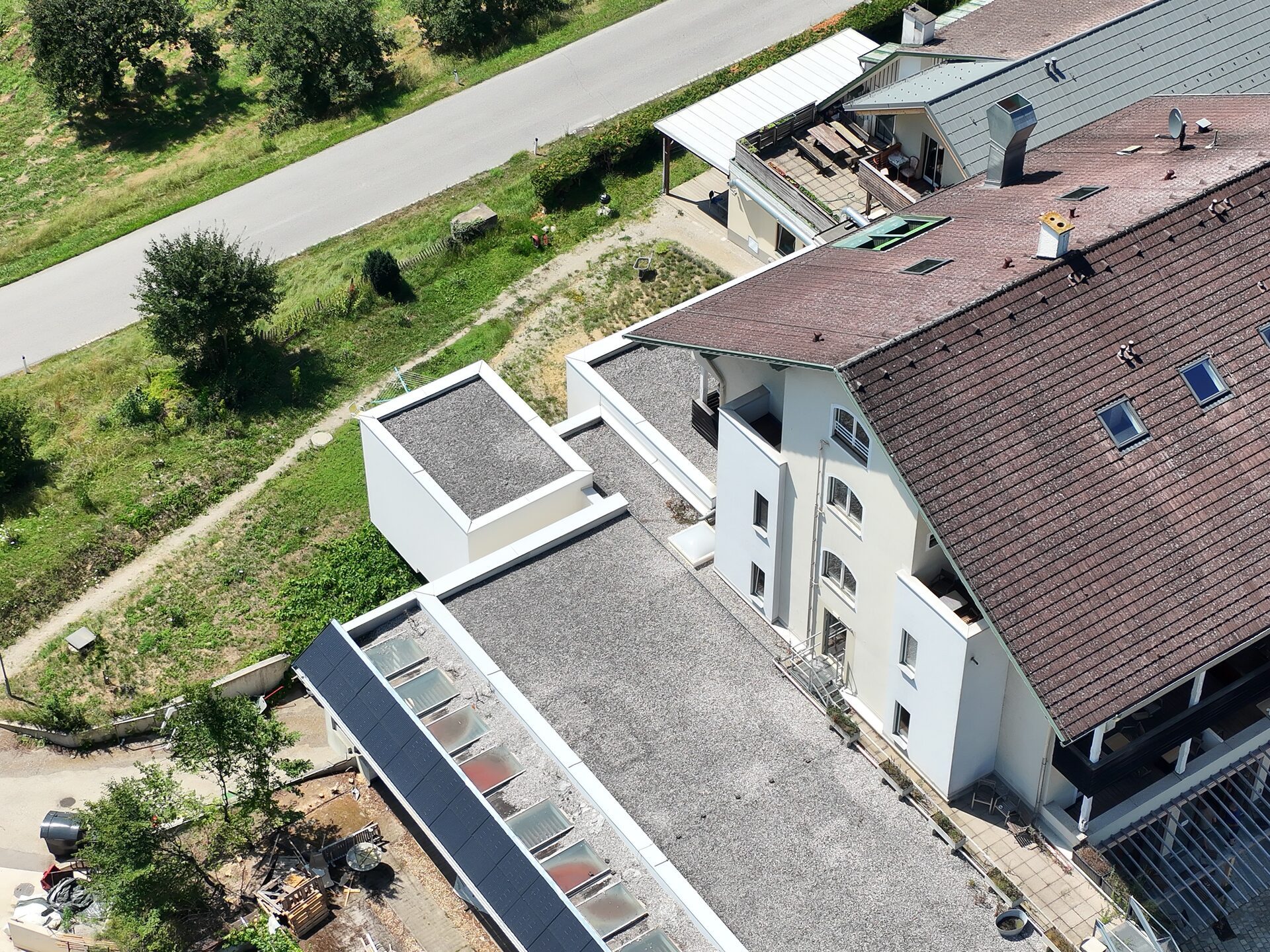 Schrägluftbild eines Gebäudes mit Steildach, Flachdachteil und Lichtkuppeln zur Zustandsdokumentation