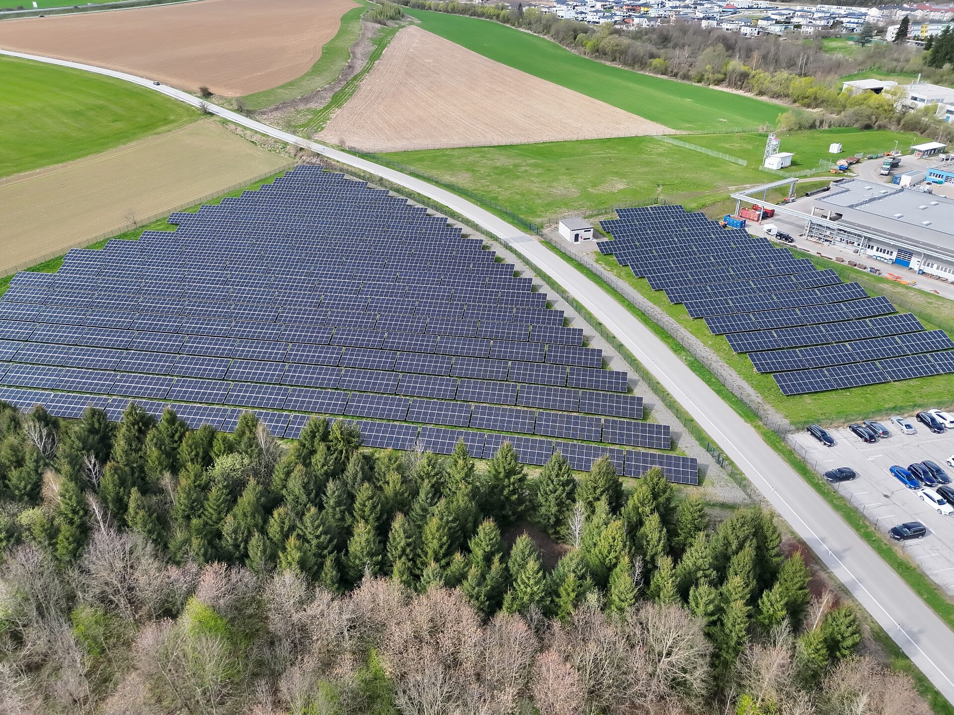 Luftaufnahme einer Photovoltaik-Freiflächenanlage
