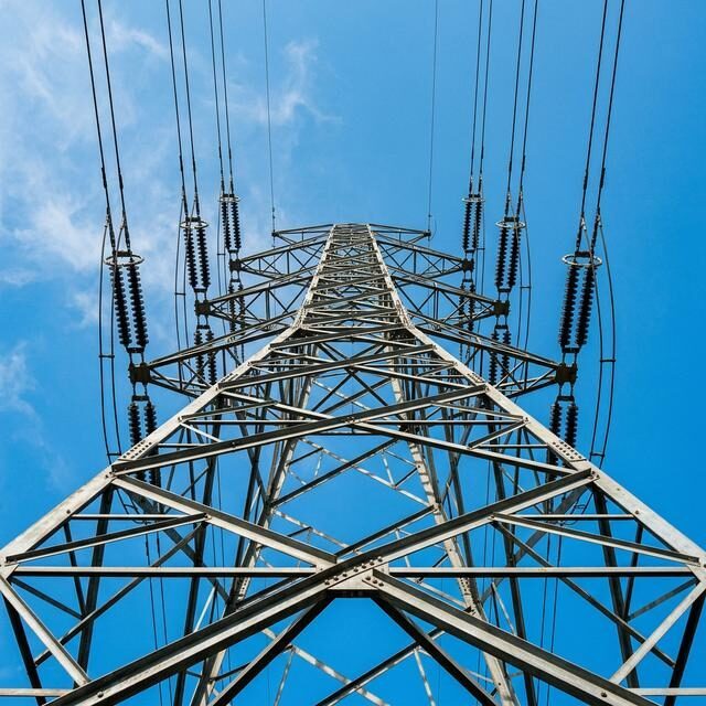 Hochspannungsmast von unten fotografiert