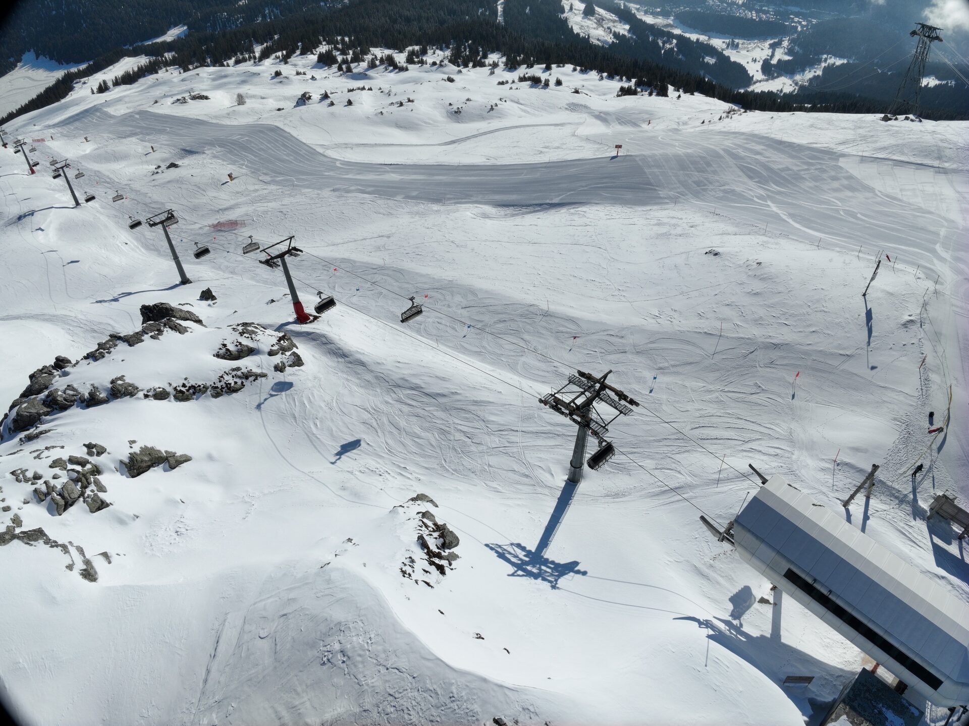 Seilbahnanlage im Skigebiet aus der Luft
