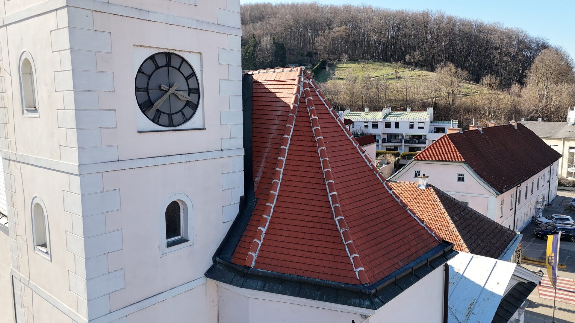 Drohneninspektion eines Kirchturms mit Turmuhr und Dach