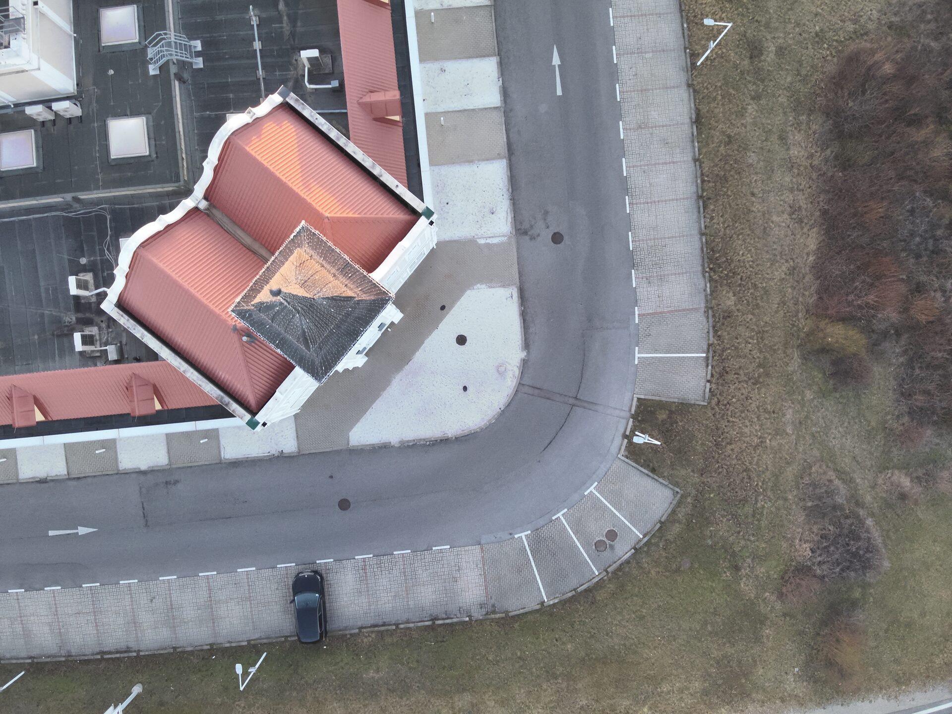 Luftaufnahme eines Gewerbeobjekts mit Flachdach zur Inspektion