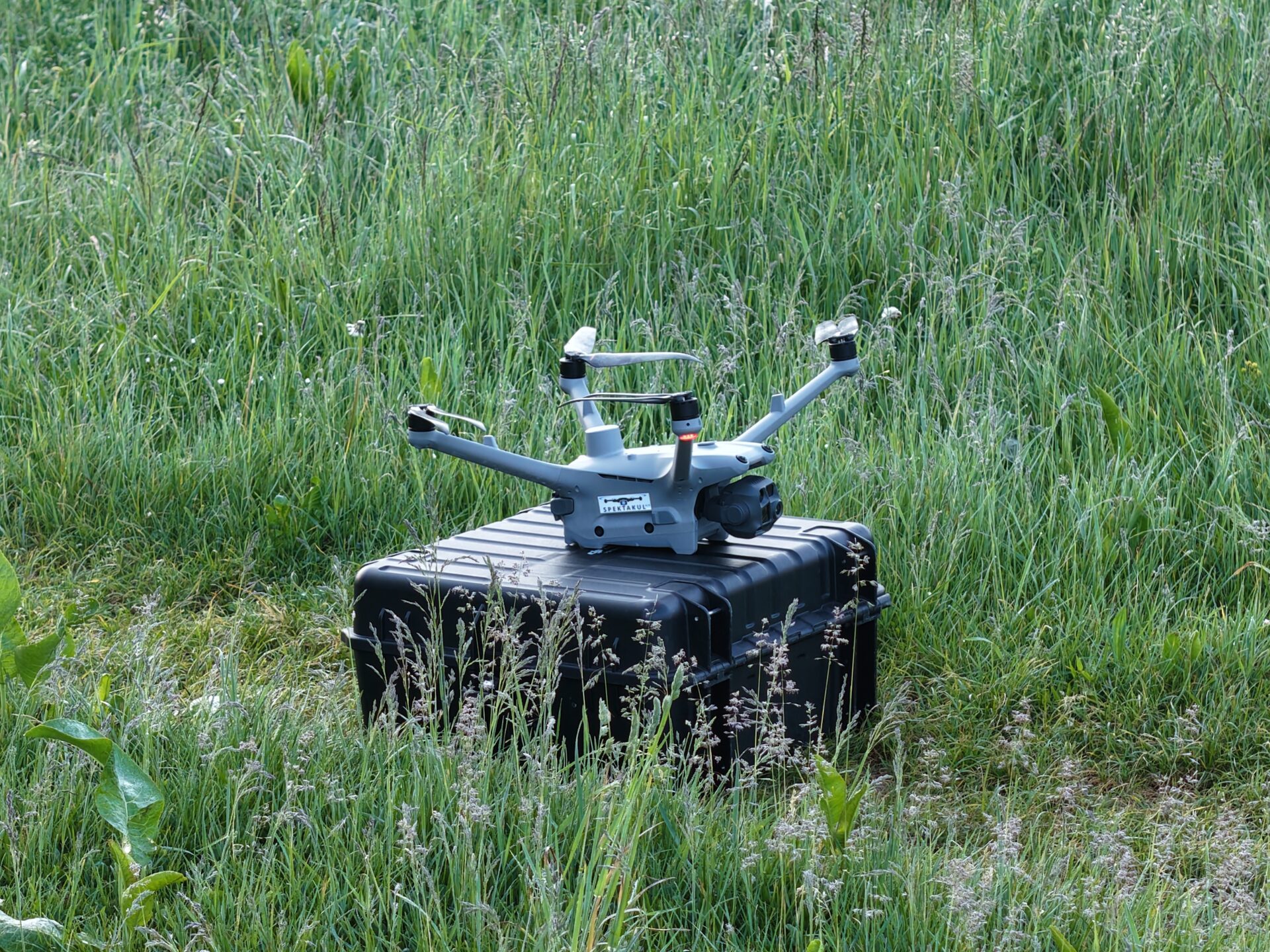 Wärmebilddrohne startbereit auf dem Transportkoffer in der Wiese