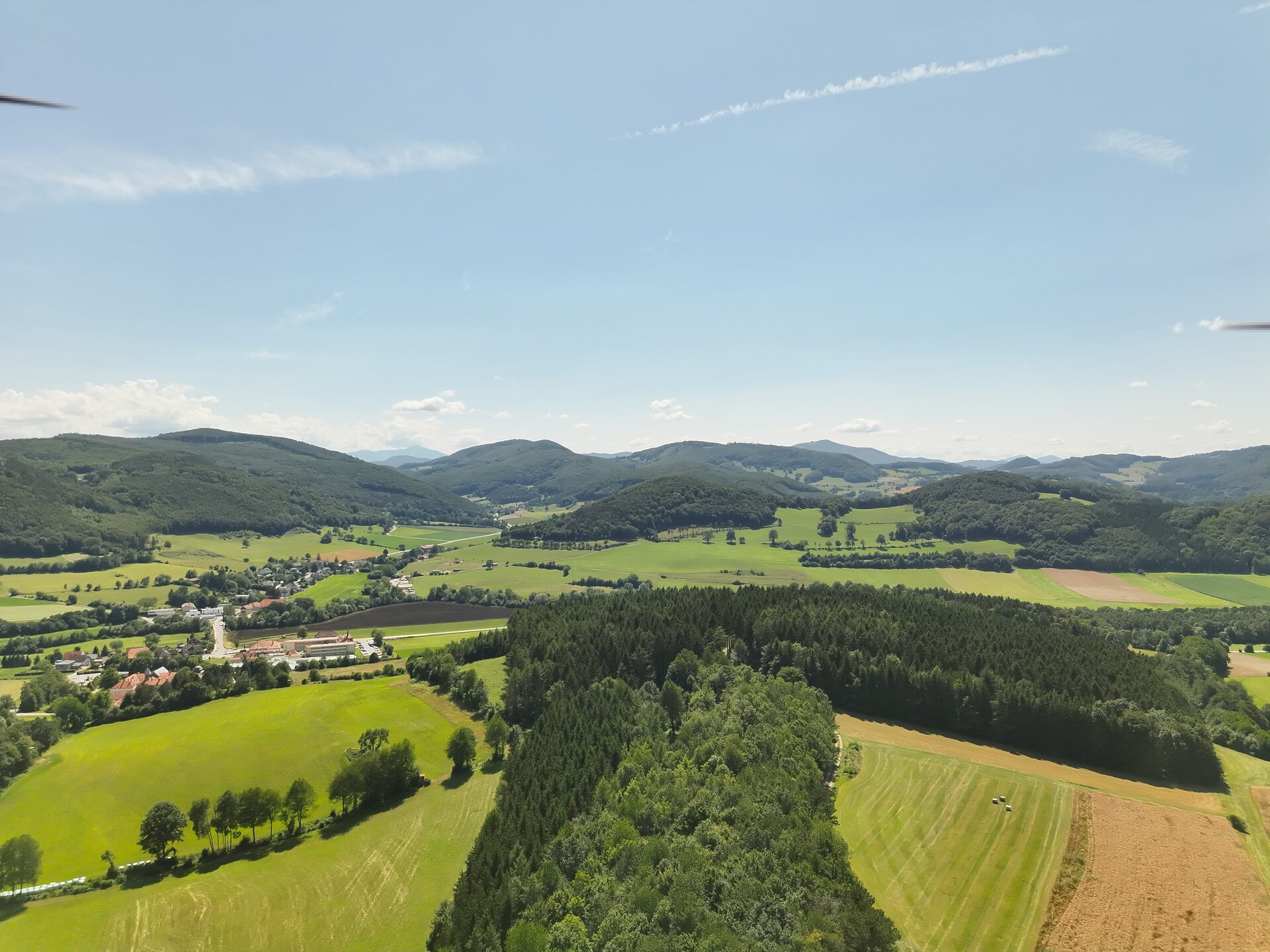 Waldgebiet und Hügellandschaft aus der Drohnenperspektive