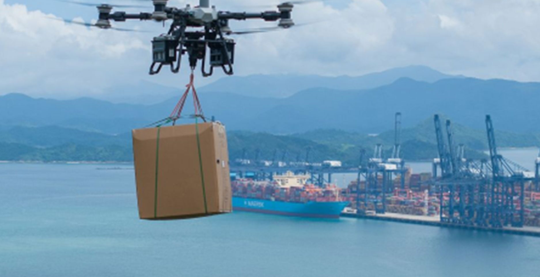 Transportdrohne DJI FlyCart 100 mit Paket an der Seilwinde – spektakulAIR