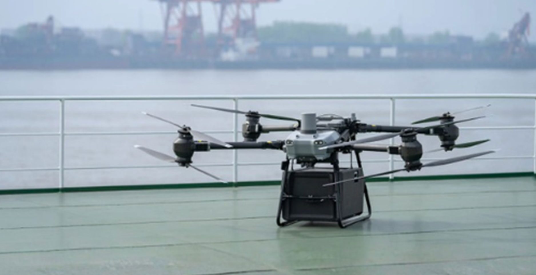 Transportdrohne DJI FlyCart 30 mit Transportbox nach der Landung – spektakulAIR