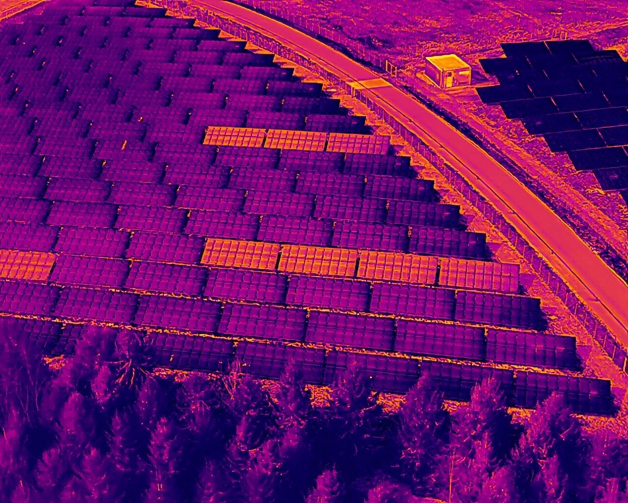Thermografie-Aufnahme einer Photovoltaik-Freiflächenanlage per Drohne