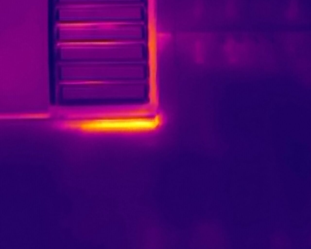 Thermografie eines Flachdachs mit Wärmeaustritt an einer Lüftungsanlage